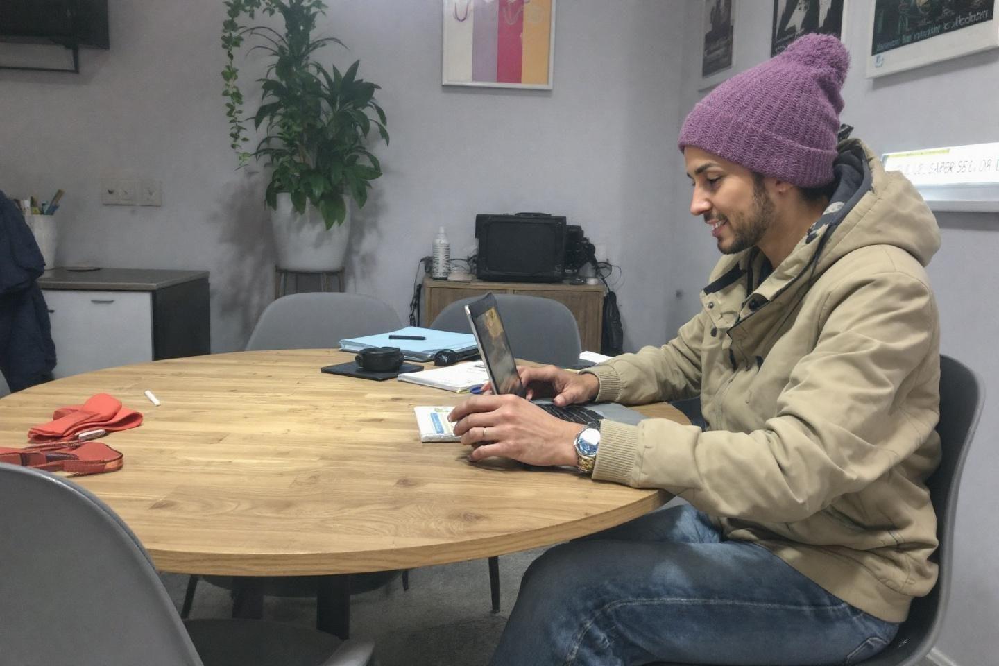 Comment savoir si quelqu'un est actif sur un site de rencontre : indices clés