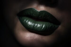 Rouge à lèvre vert marocain dangereux : risques et vérités