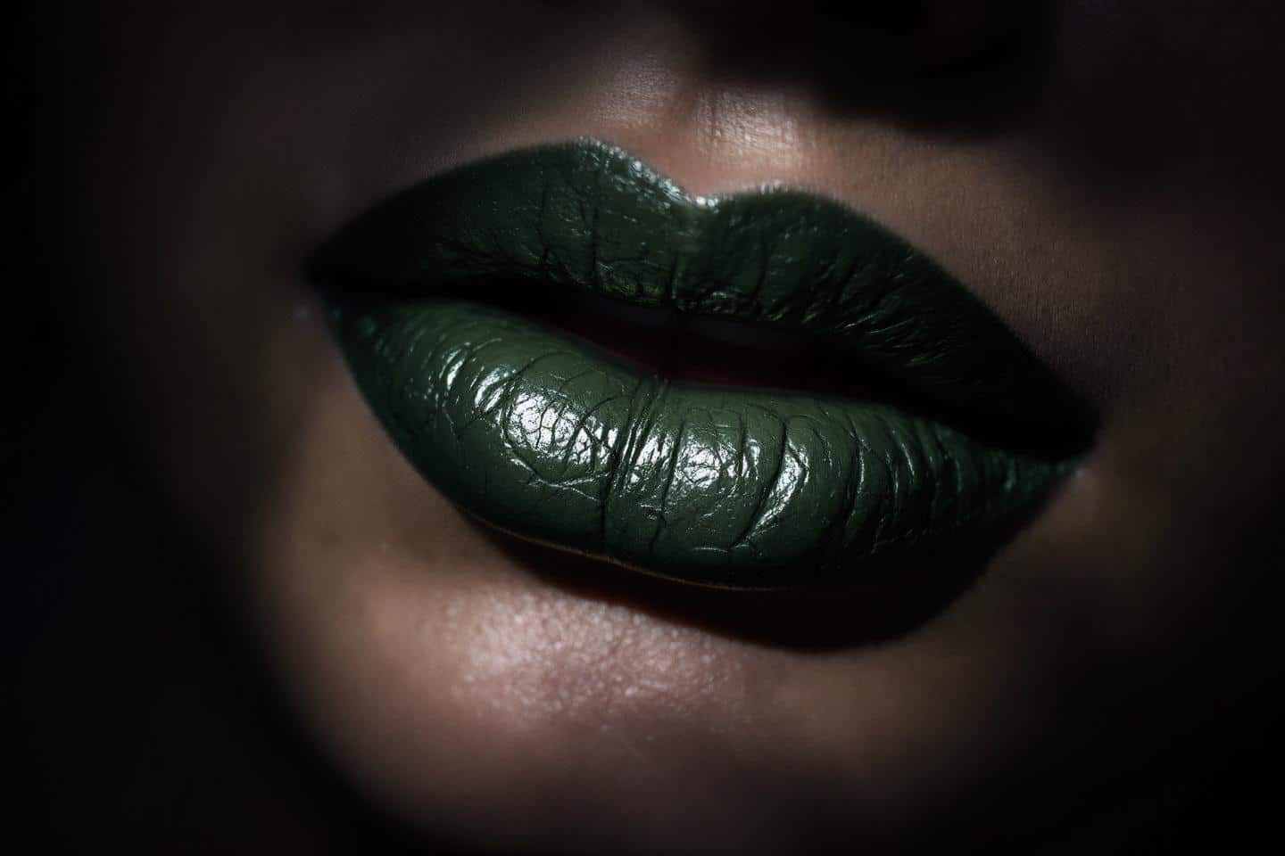 Rouge à lèvre vert marocain dangereux : risques et vérités