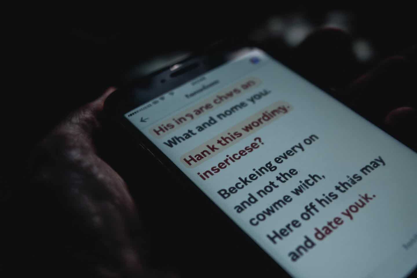 Comment savoir si un homme ment par sms : signes révélateurs