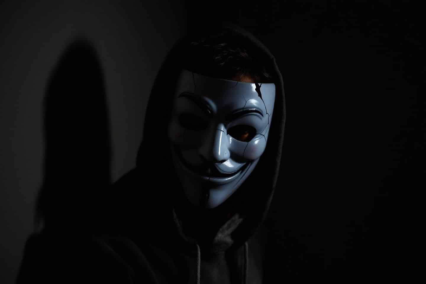 Un homme qui trompe et ment : signes et comportements révélateurs